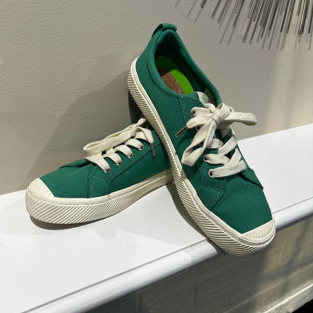 Spring color Cariuma Green Canvas  Sneakers.  size 9.